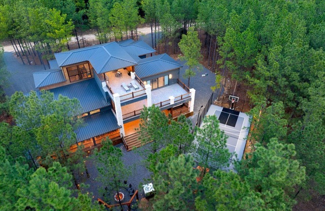 Liv n Love, Pickleball/Basketball, 2 Game Rooms, 2 Hot Tubs, Desk, Slide