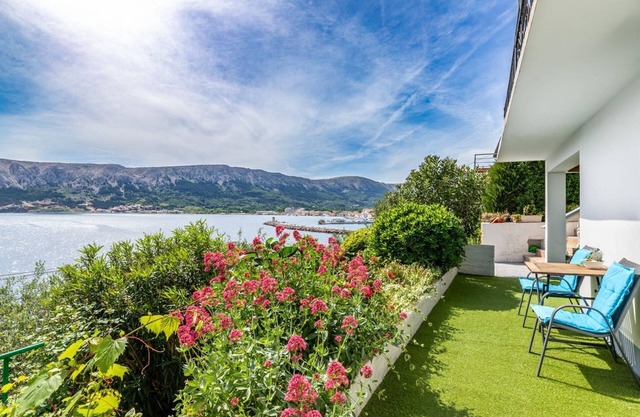 Located directly by the sea