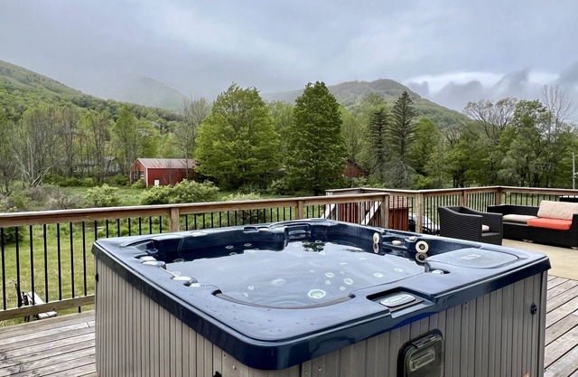 LOCATION! Location! Walking distance to Hunter MT! FALL 3rd nt SPECIAL!