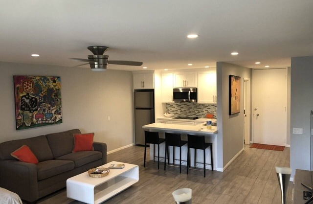 Location! Renovated Studio in Shadow Mountain Resort & Club, close to El Paseo.