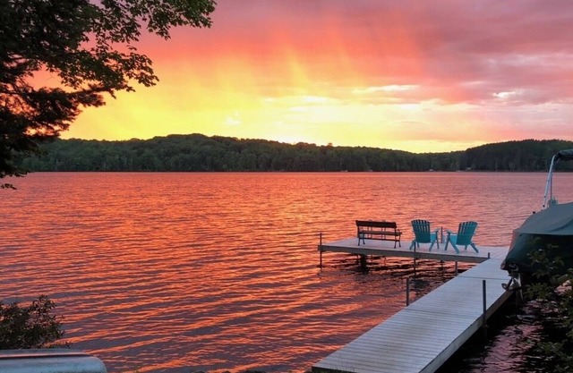 Location! Stunning Northwoods Lake House; make family vacation memories here!
