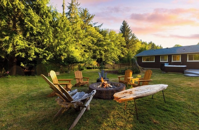 Lodge at Deception Pass | Trails, Hot Tub, Walk to Cornet Bay