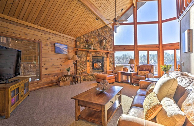 Lodge w/Indoor Pool, Along Devil's Lake Park