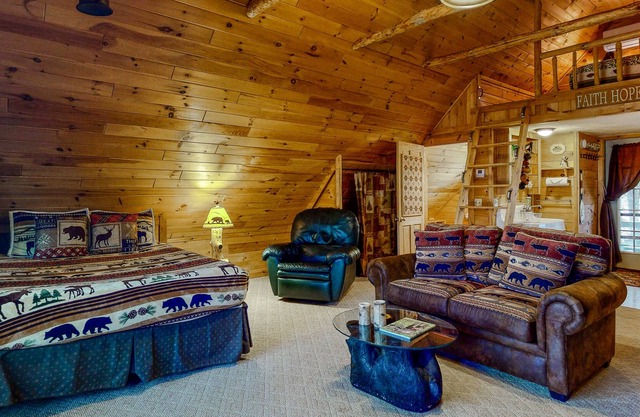 Log cabin studio with fireplace, firepit, deck, cable, & WiFi