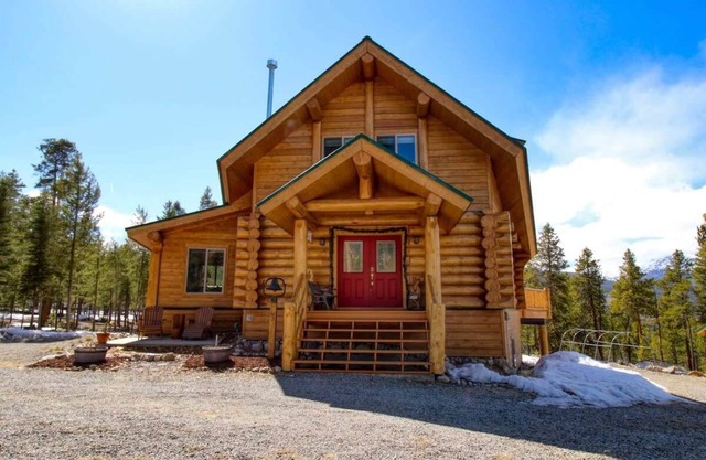 Log cabin with amazing Views and hot tub, pets OK