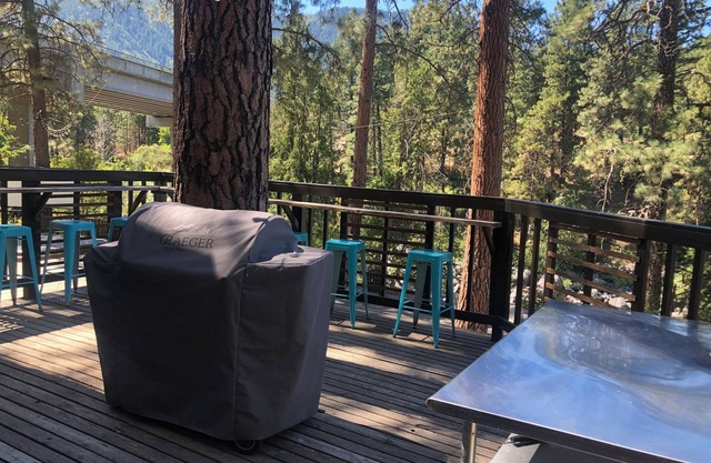 LOGE Leavenworth Riverside