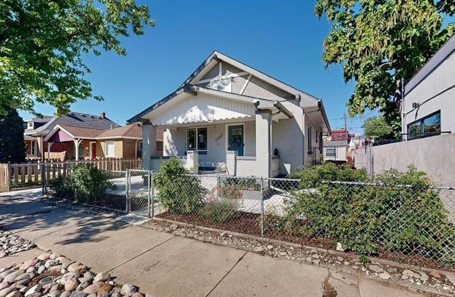 LoHi gem, 2 bedroom private unit with outdoor patio & hot tub!