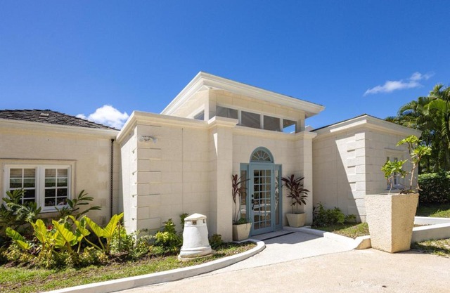 Lonetrees - Large Luxury Private Villa w Pool
