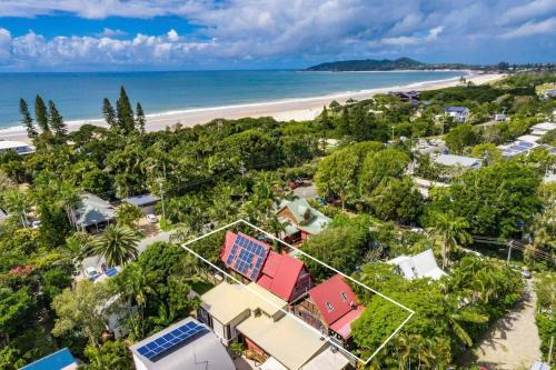 Longhouse - spacious 4 BR Belongil Beach retreat