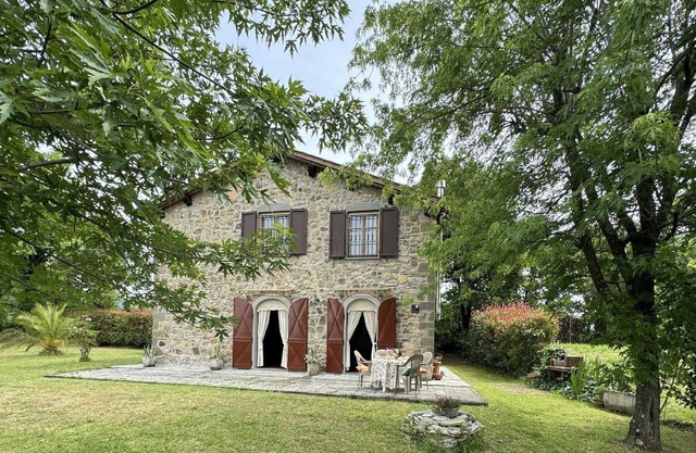 Longoio Garden Cottage Charm