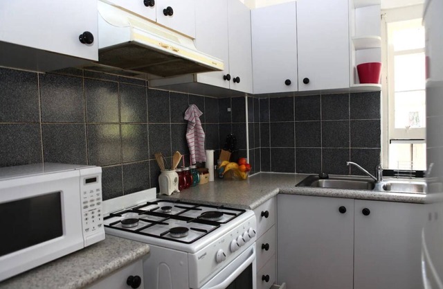 Looking For A Bargain? Great Value 1 Bedroom Central Potts Point Pad