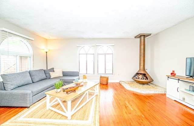 Looking for Winter Tenant.Relaxing Beach House Close to CoveBeach. Pet Friendly.