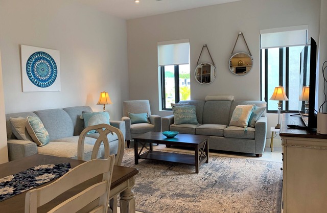 Love Beach luxury escape ~ 5 min walk to the beach ~ brand new beautiful condo