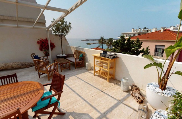 Lovely 3-room apt with AC, large terrace and parking