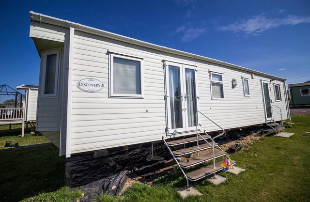 Lovely 6 berth caravan with free WiFi for hire in Essex ref 46201V