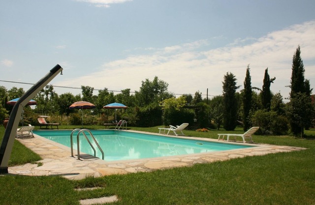 Lovely apartment for 2 people with pool, WIFI, TV, pets allowed and parking, close to Cortona
