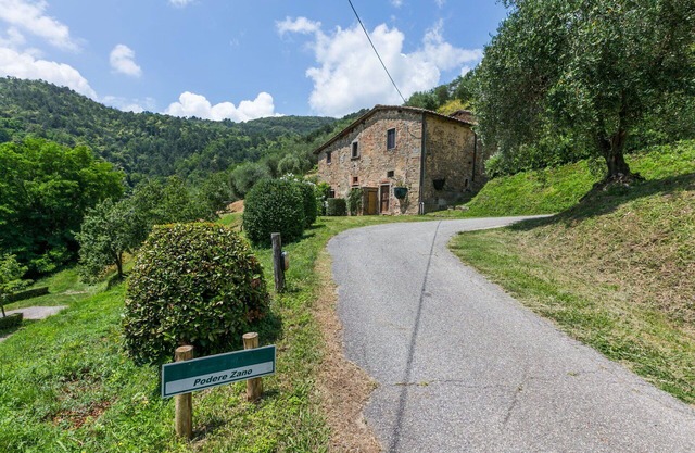 Lovely apartment for 6 people with pool, WIFI, TV, patio, pets allowed and parking
