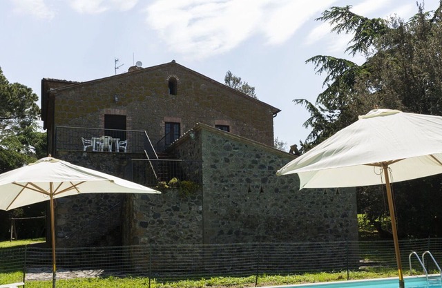 Lovely apartment in villa for 4 people with pool, WIFI, TV, terrace, pets allowed and parking