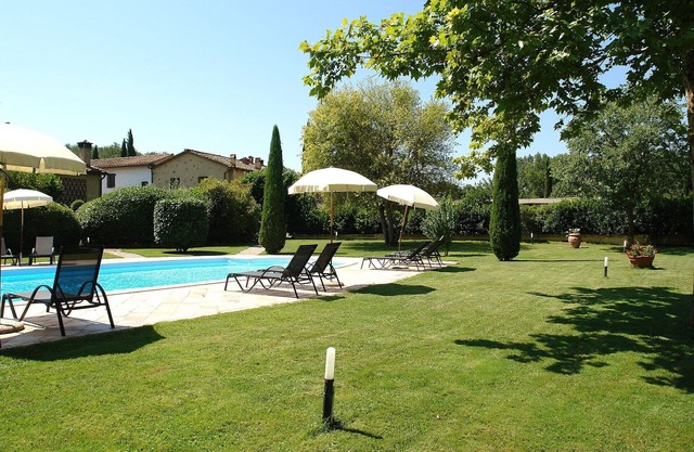 Lovely apartment in villa with pool, WIFI, TV, terrace and pets allowed, close to San Gimignano