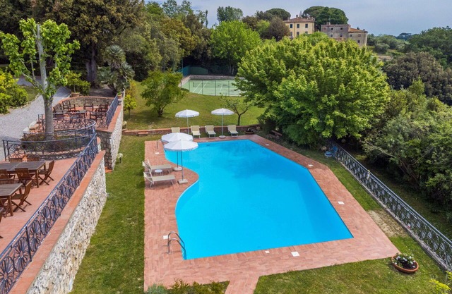 Lovely apartment in villa with private pool, WIFI, TV, terrace, pets allowed and parking