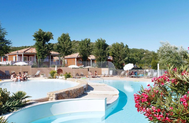 Lovely apartment in villa with WIFI, A/C, pool, hot tub, terrace, pets allowed and parking