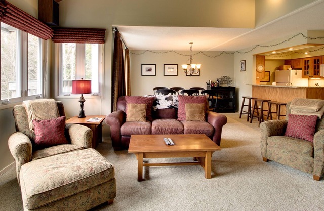 Lovely Condo with Balcony, Ski Shuttle. Shared Hot Tub, Pools, Tennis, and Gym