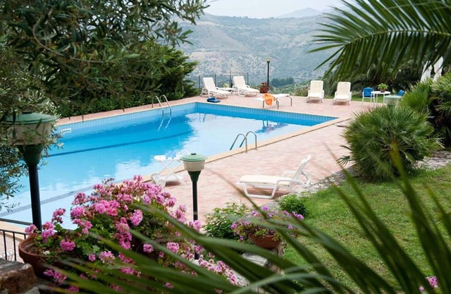 Lovely apartment in villa with WIFI, pool, A/C, TV, terrace and panoramic view, close to Cefalù