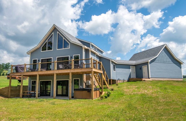 Lucky Bear Lakeside: Lake Front Home w/ Hot Tub & Community Amenities