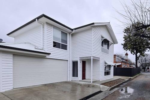 'Lumeah' - Apartment 1 Central Wagga