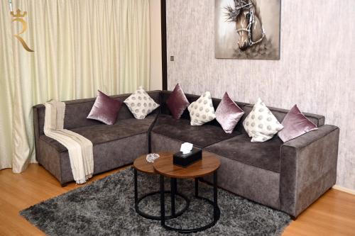 Luna Breeze - Elegant 2BR Apartment with Beach Access, Near Al Raha Beach