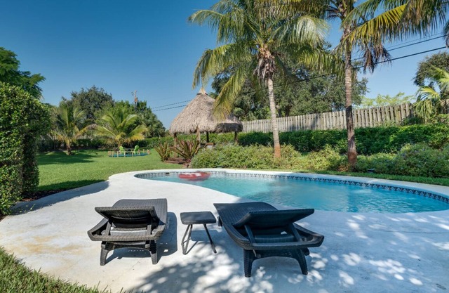 Lush Gardens, Heated Pool, Tiki Bar, 2BR Private Home