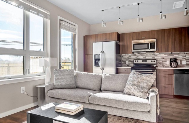 Lux Highland Studio w/ Gym & Business Center, walk to bars, by Blueground