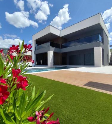 Lux Villa Serene with heated pool