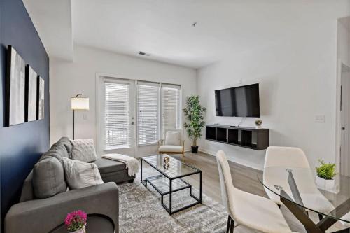 LUXE 1BD - 5 Min DT, Gym, Parking, W-D - Sleeps 6