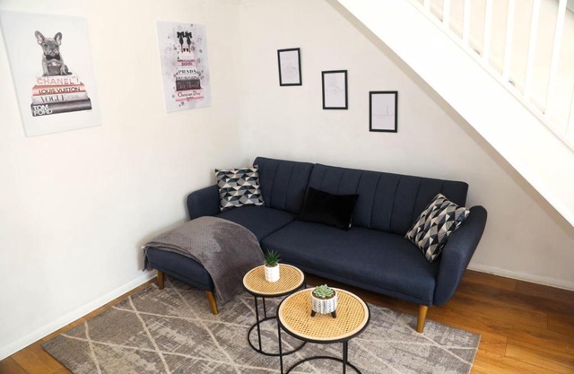 Luxe Cosy&Spacious 2 Bed House - Super Fast Wi-Fi & Private Parking Near GLO Airport & Cheltenham Racecourse