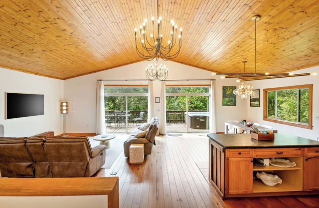 Luxe Hot Tub Game Room 29 Min to Shenandoah National Park River 5 Acres