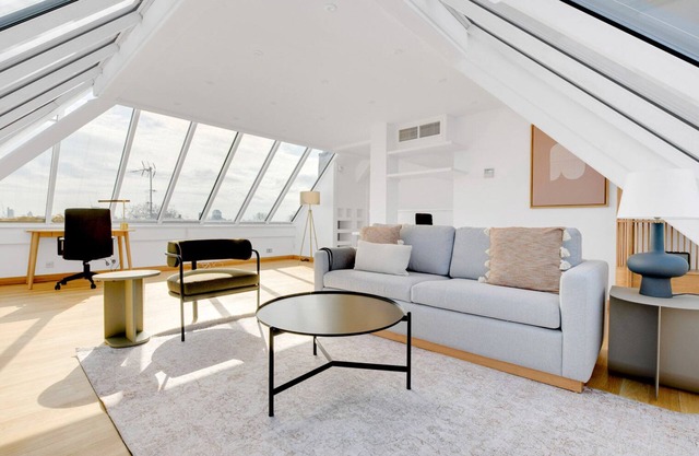 Luxe Kensington 2BR w/Roof Terrace, 5 mins to Earls Court, by Blueground
