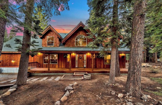 Luxe Modern Farmhouse w/bunk room and sports lawn
