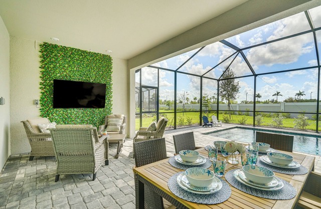Luxe Venice Gem w/Outdoor Pool & Hot Tub