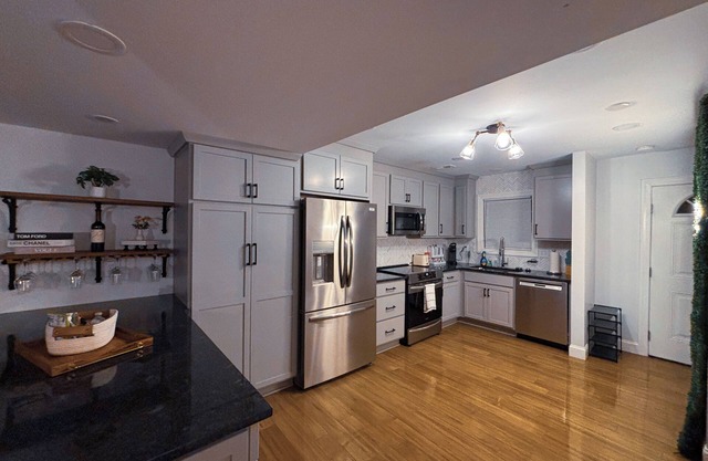 Luxurious 2-bedroom condo in fabulous Historic Highland Park