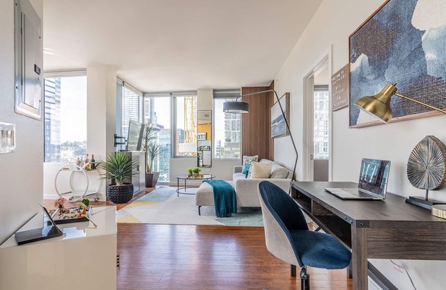 Luxurious 2BR DT Bellevue | City Views, Gym, Pool