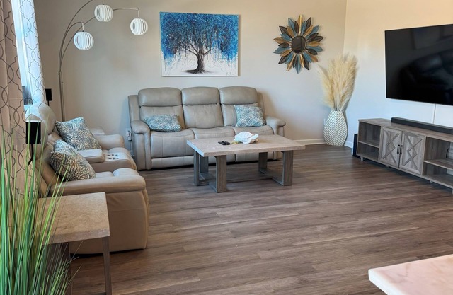 Luxurious 3 bedroom home, 10 minutes from downtown Wilmington, pet friendly!