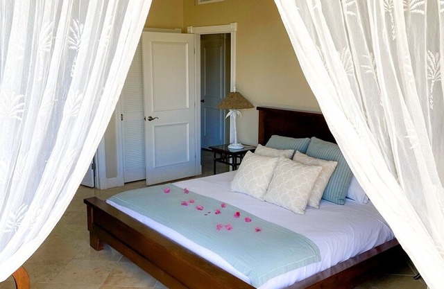 Luxurious 3-BR, Beach Front, 2nd Floor End Unit Overlooking Grace Bay Beach
