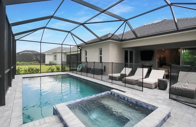 Luxurious 4BR pool home in Wellen Park - Florida Sanctuary