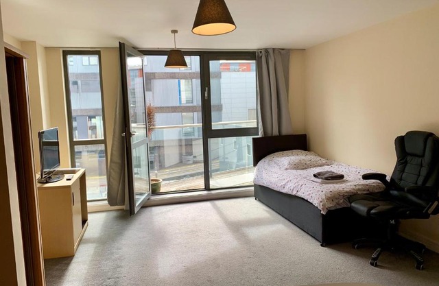 Luxurious Birmingham private apartment for 3 people, Mailbox balcony views