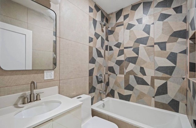 Luxurious & Elegant Large Private HOME, 3baths, CentralAC, Washer/Dryer, Parking