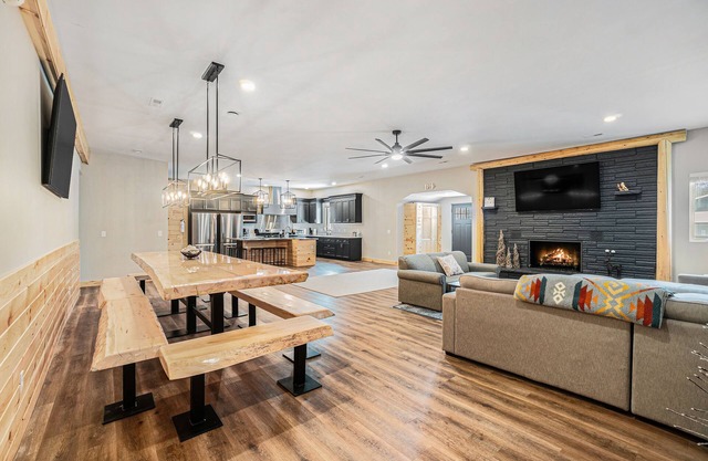 Luxurious Lodge w/4-lane bowling ally, great location next to lakes & trails