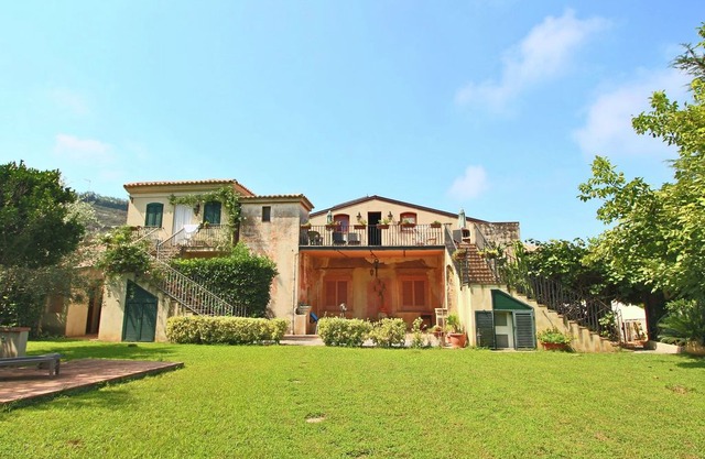 Luxurious Mansion in Parghelia near Sea