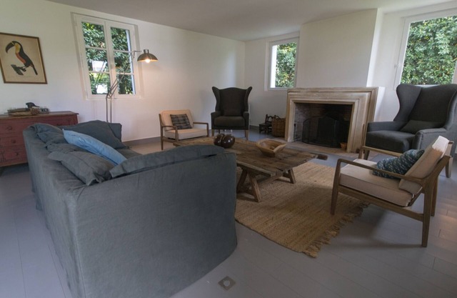 Luxurious New Home near Beach - 4BR, Garden, BBQ, Fireplace, WiFi, 3* Rating