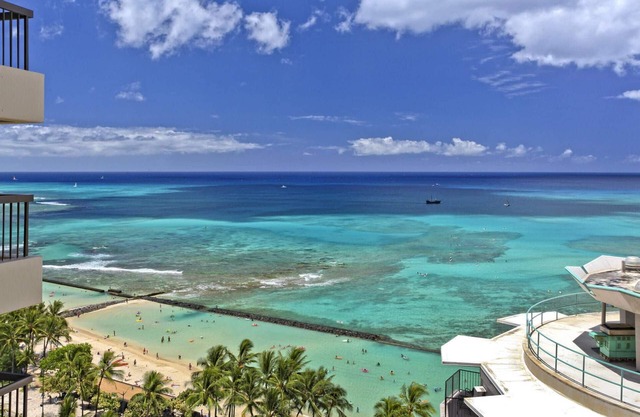 Luxurious Ocean View 2-bed/2-bath condo with Pool, FREE Valet Parking & Wi-Fi
